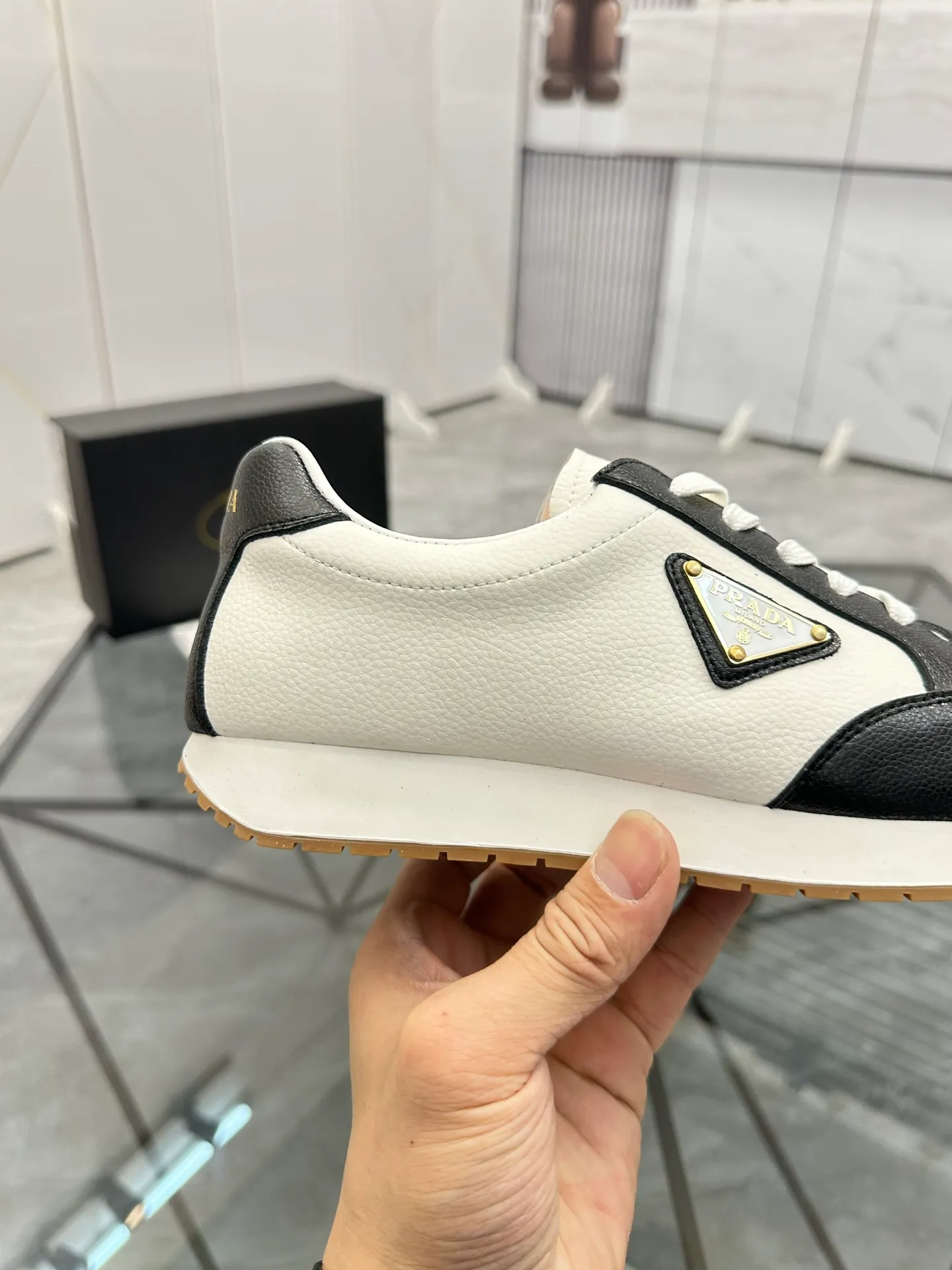 Men's shoes: 💰P420¥ Product trademark: Prada *"Prada*" low-top casual shoes Regular size: 38-44 (can be customized to 45) Product materials: imported cowhide upper, sheepskin lining, original outsole. Number: 020